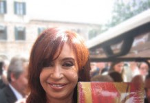 Cristina Kirchner é presenteada com catálogo da Bienal de Curitiba