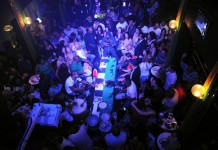 Integrantes do Fundo de Quintal participam de roda de samba em Curitiba