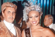 Custei a compreender que a fantasia é um troço que o cara tira no carnaval e usa nos outros dias por toda a vida – Aldir Blanc