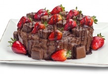 Para acompanhar a bebida, a rede de doçarias Amor Aos Pedaços traz irresistíveis opções de bolos