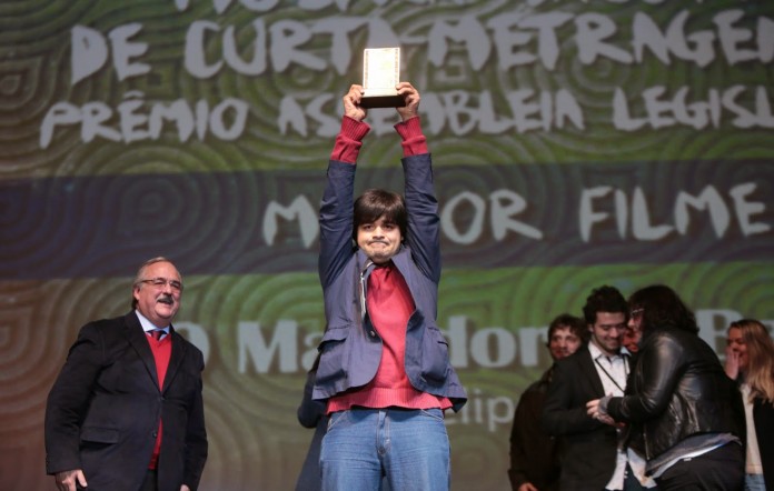 Premio-Assembleia-Legislativa_Felipe-Iesbick-Vencedor-com-O-Matador-de-Bagé-em-2013_Crédito-Edison-Vara_Pressphoto