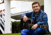 No Sofá: Amado Batista apresenta seus grandes sucessos nesta quinta-feira, no Teatro Positivo