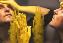 Em busca da mãe, Nachtergaele no palco do Teatro do Sesc em Porto Alegre