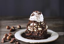 Porque hoje é sexta-feira: Brownie e muito creme de avelã: essa é a nova versão da tradicional sobremesa do Outback