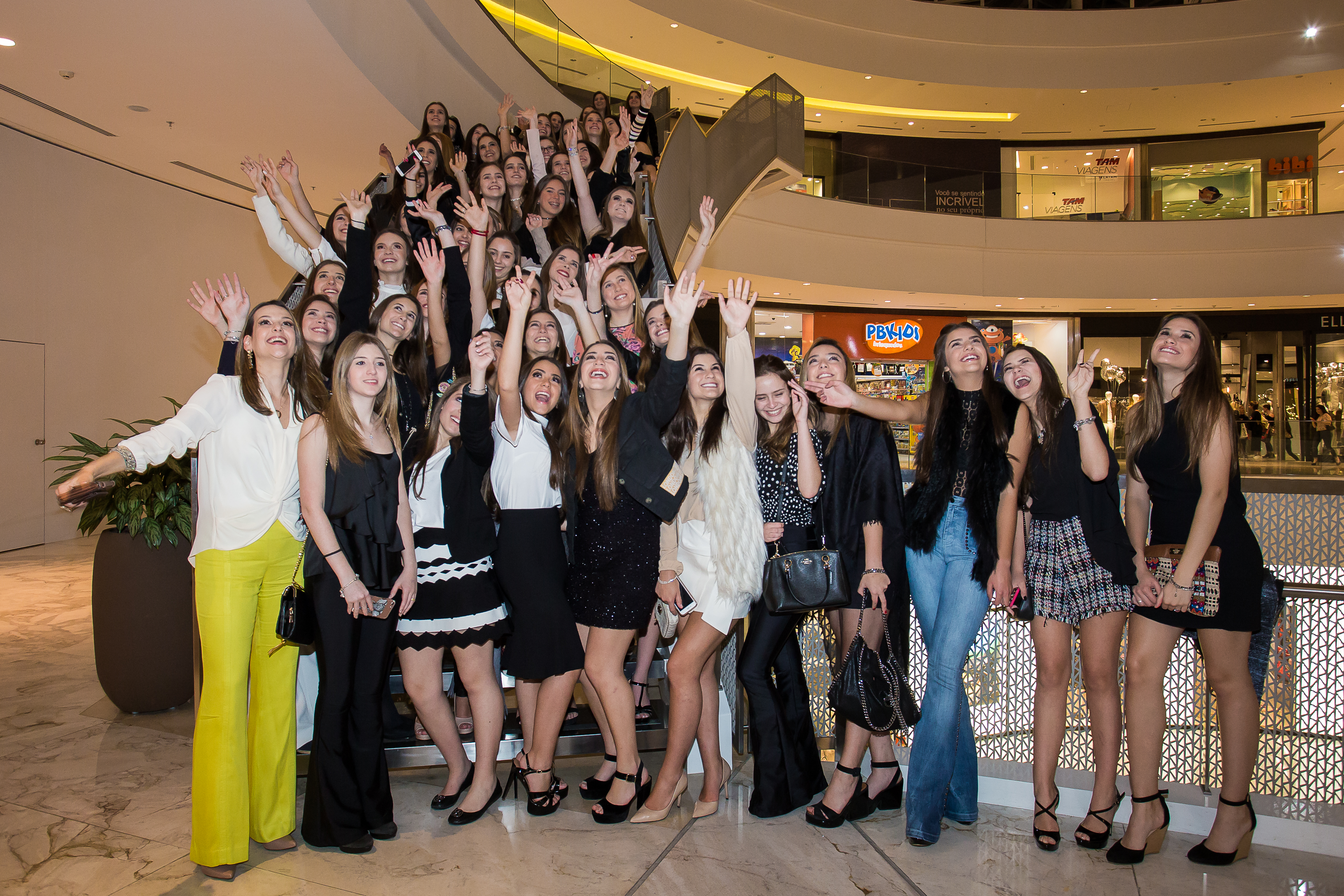 As debutantes com a madrinha do evento e primeira-dama do Clube Curitibano, Laura Fagundes Ramalho. Ao todo 83 meninas vão debutar em 2017. Foto: Cintya Hein