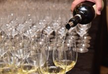 Convidados prestigiam degustação de vinhos portugueses da Adega Presenza no Clube Curitibano