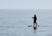 Bom direcionamento: Escola de Negócios oferece stand up paddle como método de aprendizado
