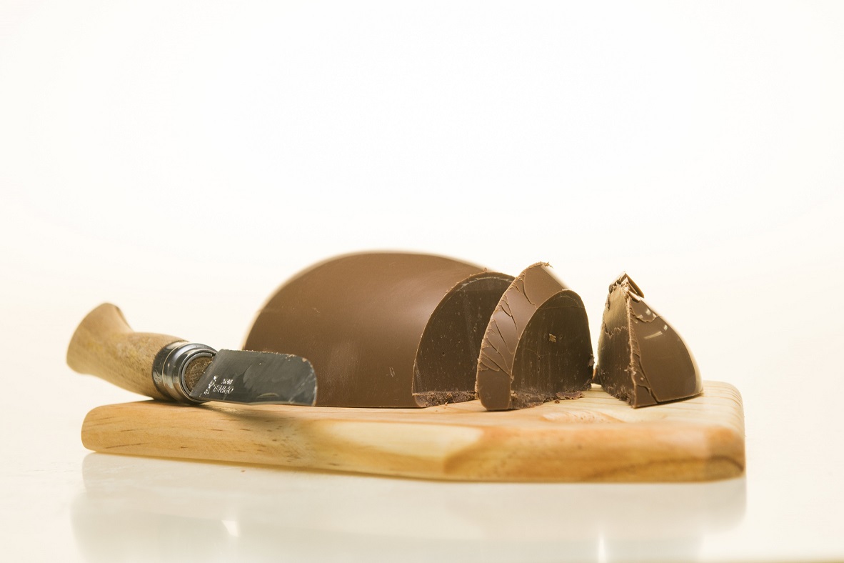 Ovo de corte - Gianduia de Castanha de Cajú aberto