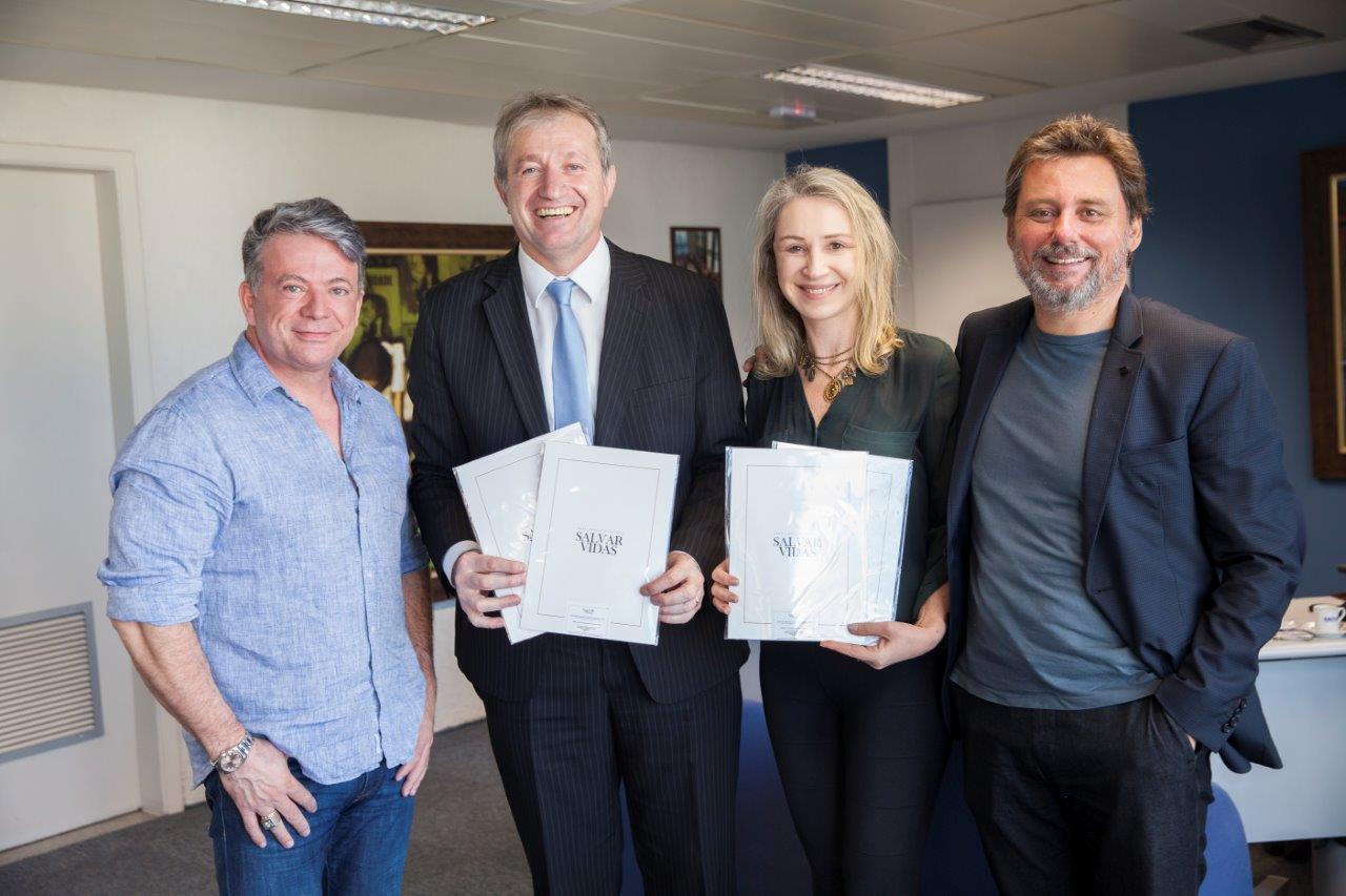 Eliseu Portugal (Presidente da Associação Independente e Laica dos Amigos do Hospital Evangélico), Renato Scalabrin (Superintendente Regional da Caixa Econômica Federal), Cybelle Dematte (gerente de comunicação e marketing da Caixa Econômica Federal) e Mauricio Ramos (Vice-Presidente da Associação Independente e Laica dos Amigos do Hospital Evangélico) - foto Daniel Assal
