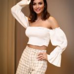 6 -Tailane Monteiro divando com look Pop Store