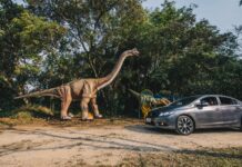 JURASSIC SAFARI EXPERIENCE EM CURITIBA: RÉPLICAS DE DINOSSAUROS EM TAMANHO REAL EM UM SAFARI INÉDITO NO ESTACIONAMENTO DO RESTAURANTE FAMÍLIA MADALOSSO