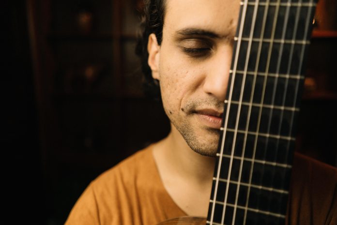 Julio Borba se apresenta no dia 7 de maio, às 20h, no Expresso Curitiba Hostel. Ingressos estão à venda - Ced Leticia F.