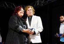 Ninah Jo recebe “Prêmio Destaque 2022”, criado pelo colunista social Fernando Fischer, de Santa Catarina, em noite memorável