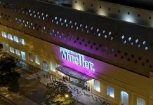 Shopping Mueller ilumina a fachada em apoio ao Outubro Rosa