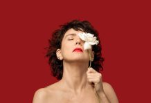 Show: Adriana Calcanhotto se apresenta em show único em Curitiba hoje, em homenagem a Gal Costa