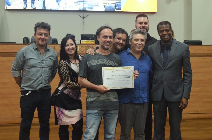 Denorex 80 recebeu nesta terça-feira (24) homenagem da Câmara Municial de Curitiba, proposta pelo vereador Herivelto Oliveira, pelos 20 anos de trajetória (Créd. Maximilian Santos)