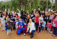 Capitão América faz a alegria das crianças indígenas da Aldeia Araçaí, em Piraquara