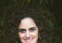 Mês da Mulher: Mentora lança livro-oráculo sobre autoamor após superar depressão e dependência de validação externa