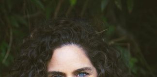 Mês da Mulher: Mentora lança livro-oráculo sobre autoamor após superar depressão e dependência de validação externa